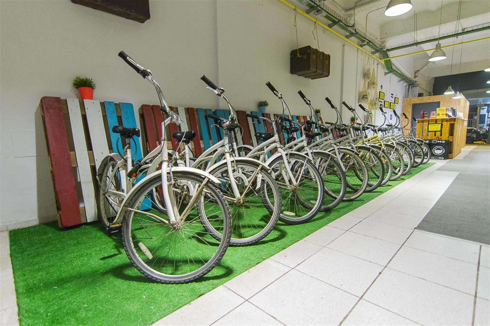 Bed & Bike Barcelona Hostel Exterior foto